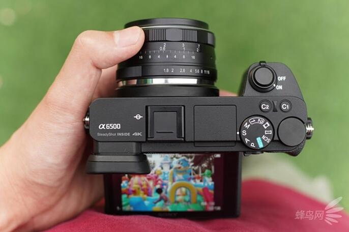 精細調(diào)焦與馥郁色彩 美科25mm f1.8鏡頭評測